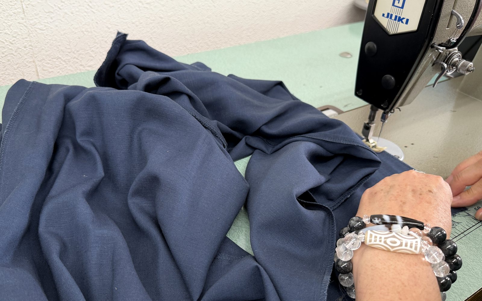 ミシンを使って婦人服ボトムを縫製する様子