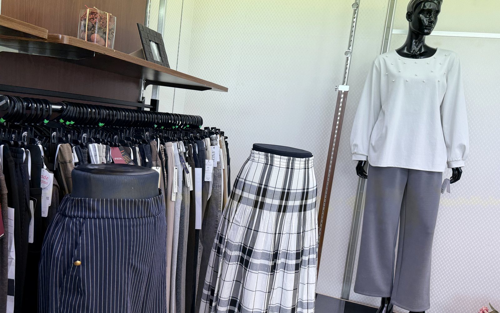 完成した婦人服ボトムが並ぶ商品展示