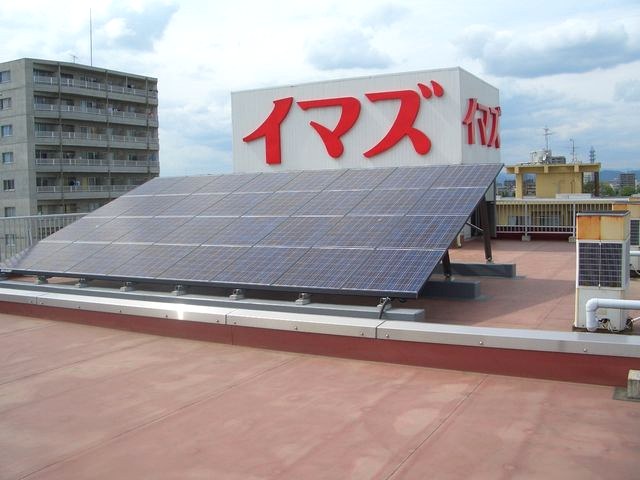 株式会社丸二イマズ本社屋上に設置された太陽光発電設備